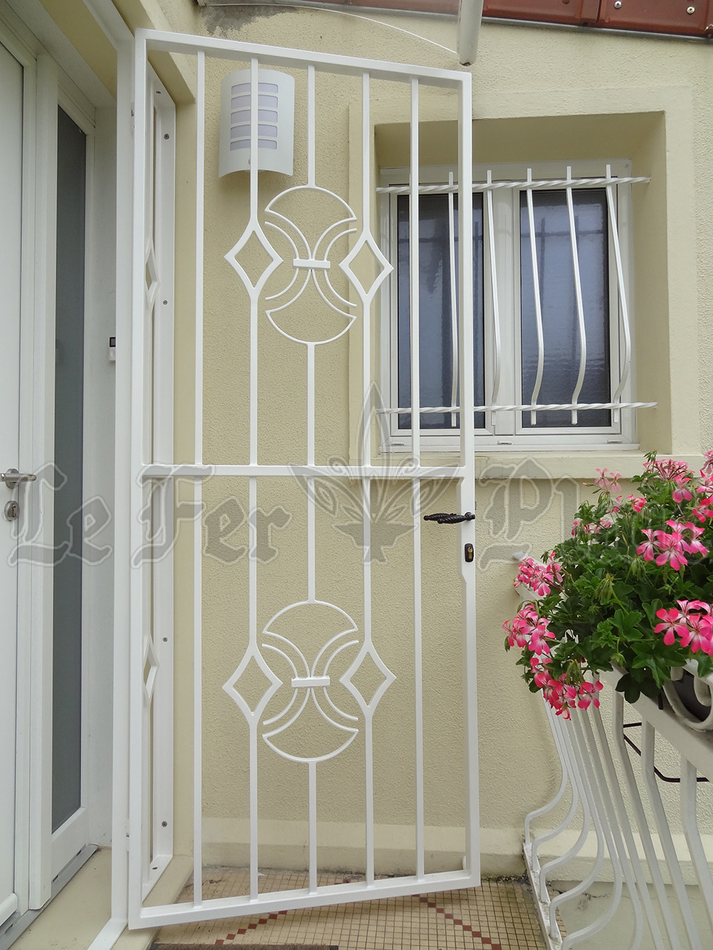 Le Fer Plait ferronnier à eaubonne dans la val D'oise 95 grille de defense pour porte d'entrée sur mesure pour la protection d'une porte d'entrée.