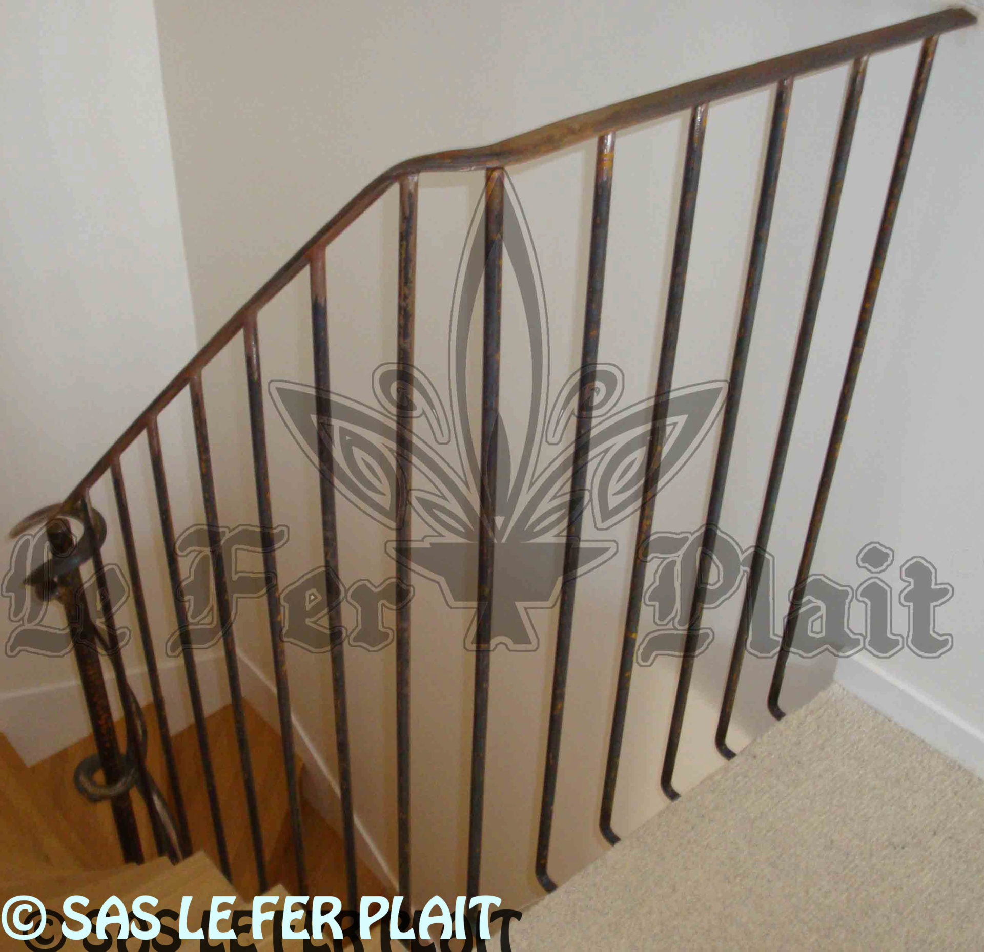 Le Fer Plait ferronnier à eaubonne dans le val D'oise 95 rampe escalier fer forgé sur mesure pour éviter les accidents dans les escaliers.